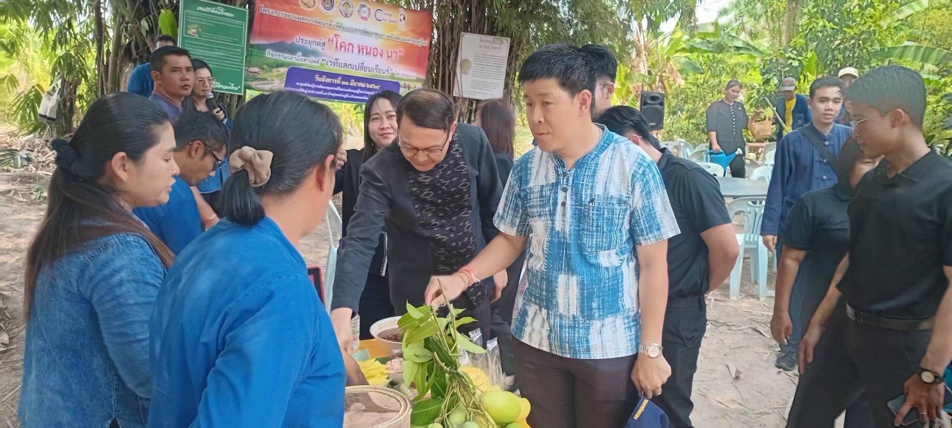 📌พช.เมืองชัยนาท กิจกรรมเอามื้อสามัคคี “เวทีแลกเปลี่ยนเรียนรู้ โคก หนอง นา” ขับเคลื่อนเศรษฐกิจฐานราก สร้างความมั่นคงทางอาหารสู่ชุมชนอย่างยั่งยืน