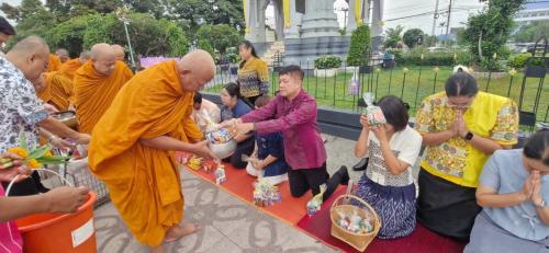 พช.เมืองชัยนาท ร่วมสืบสานวิถีไทย “ตักบาตรร่วมใจ สวมผ้าไทยใส่ผ้าซิ่น วิถีถิ่นฅนชัยนาท” สืบสานวัฒนธรรม ส่งเสริมการใช้ผ้าไทย